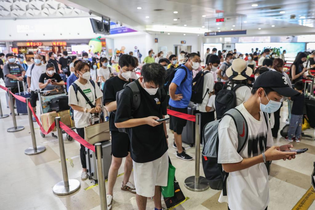 机场直击：海南加快安排滞留游客返程