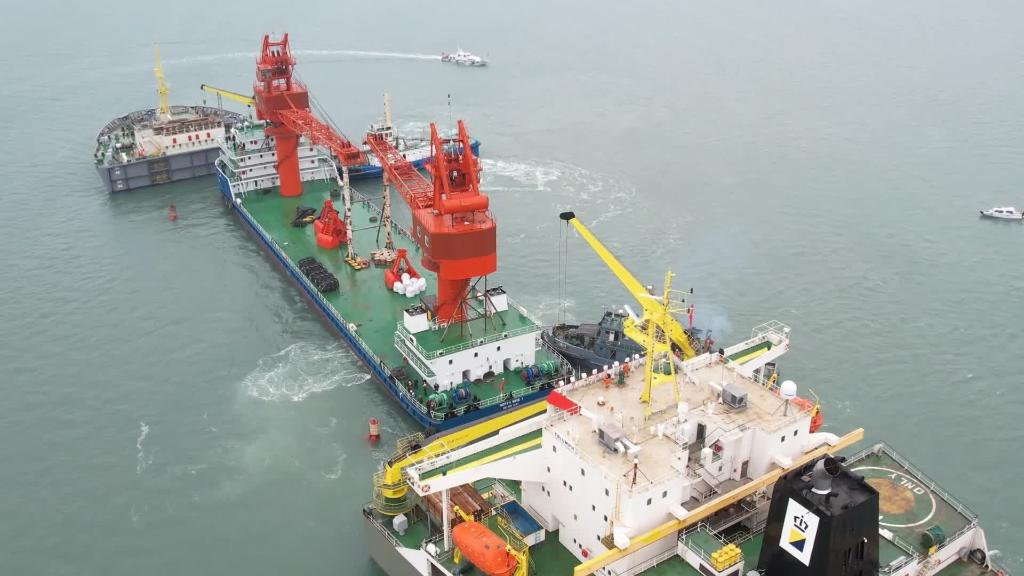 GLOBALink | China-made crane ship shipped to Africa to aid port