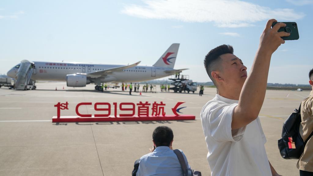 新华社权威快报丨C919大飞机开启首次商业飞行-新华网