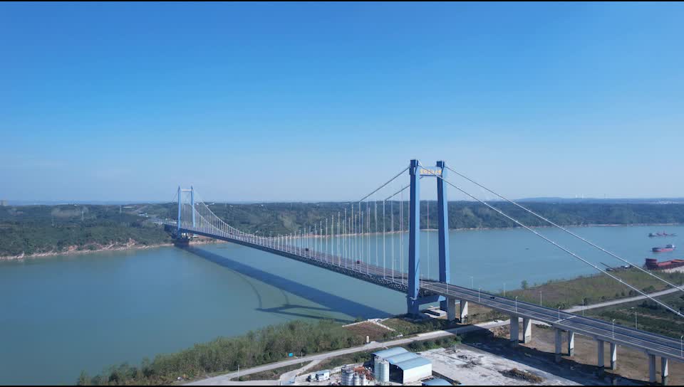 航拍湖北宜都长江大桥设计理念先进