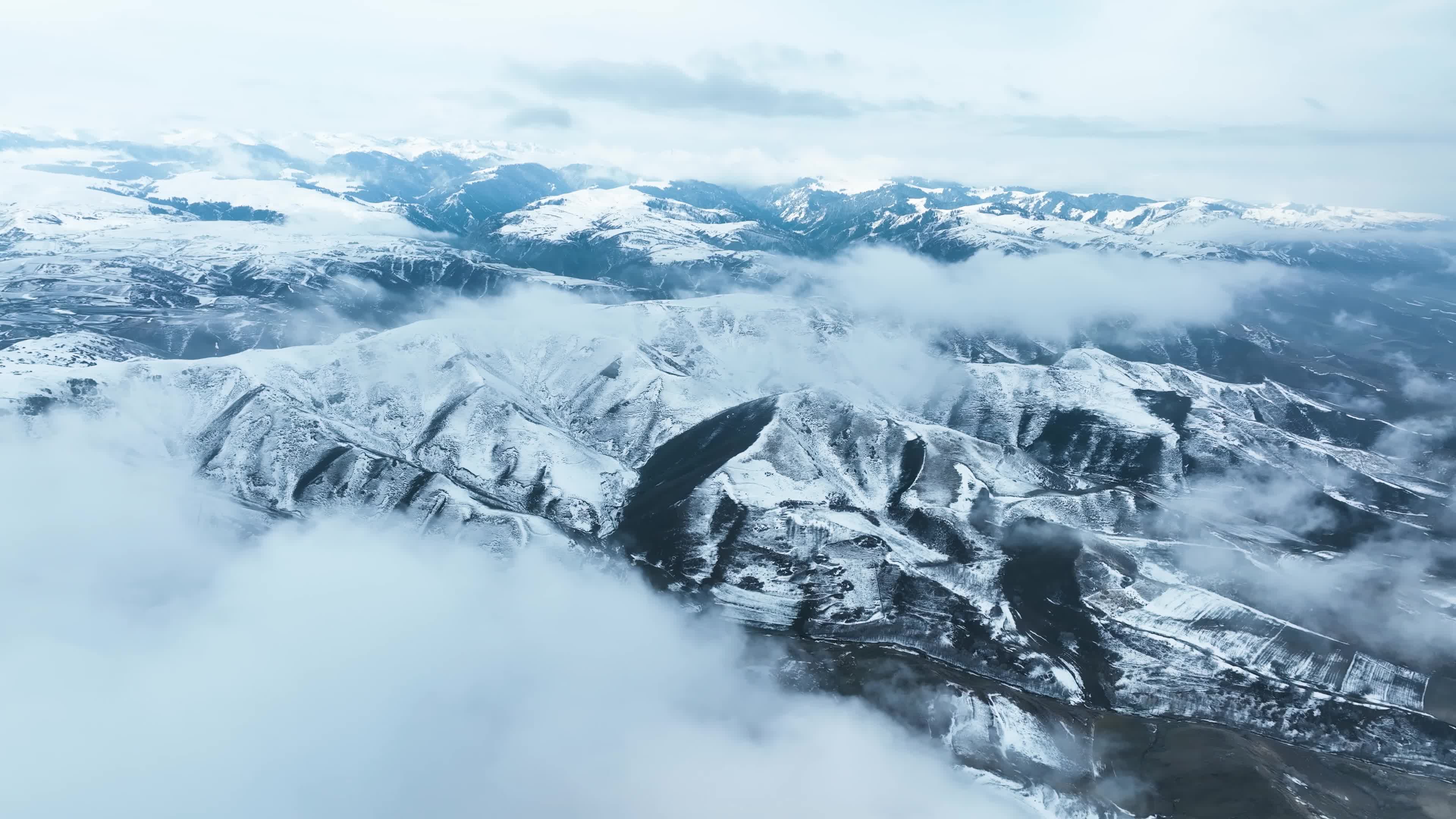 新疆木垒县:轻纱般的薄雾下 万物银装素裹 春和景明