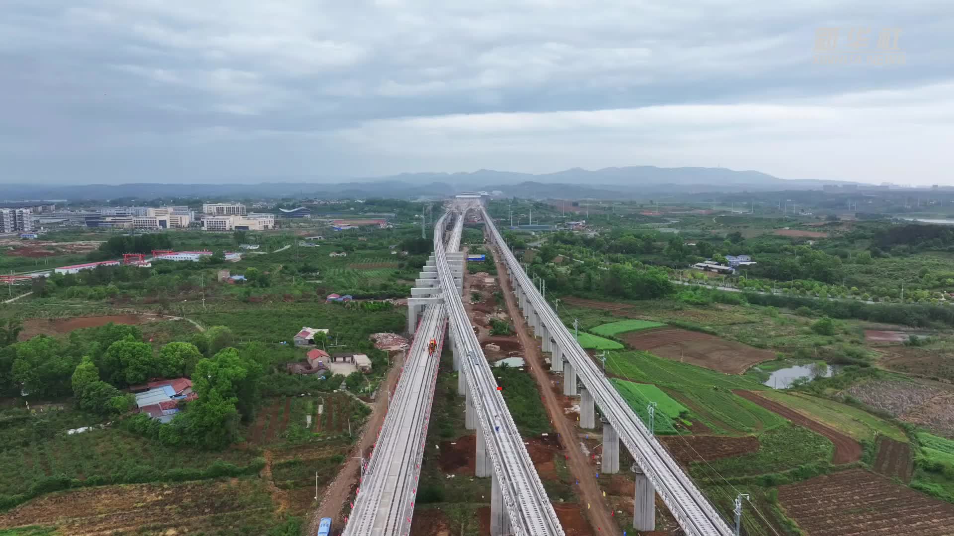 沪渝蓉高铁武宜段荆门西站正式铺轨