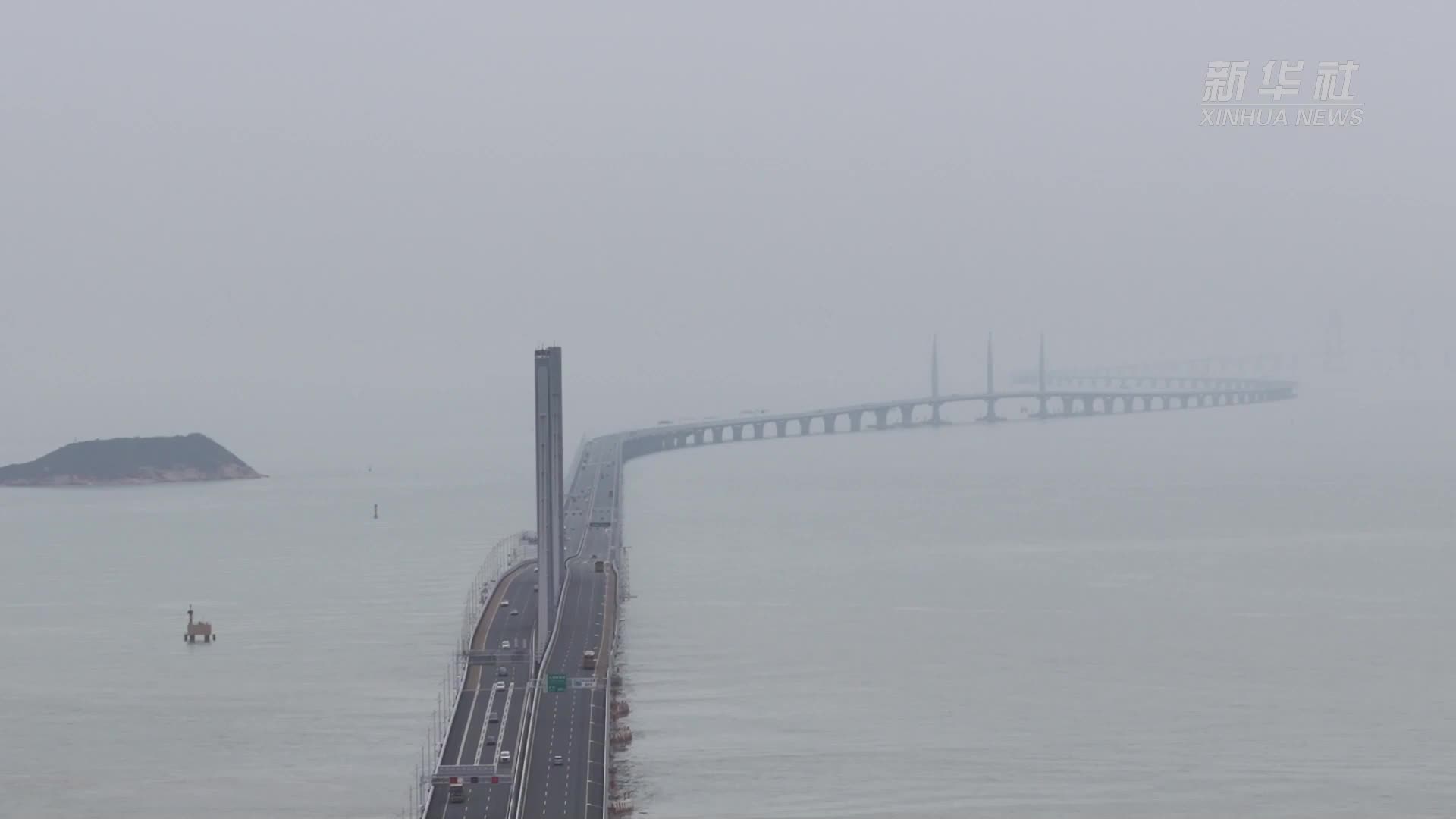 端午假期首日港珠澳大桥迎来客流车流高峰-新华网