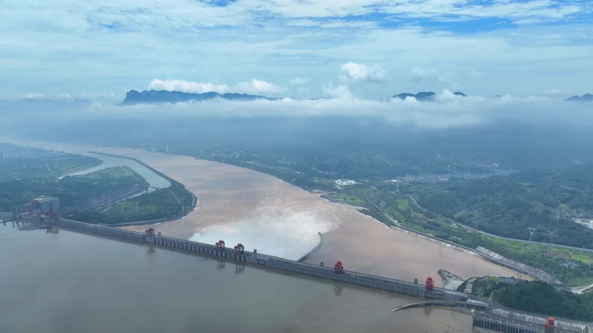 长江流域进入防汛关键期三峡水库9孔泄洪