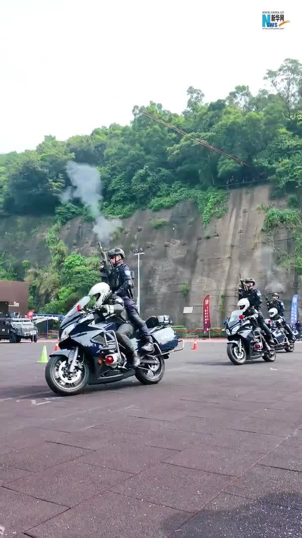 深圳:又酷又飒 零距离感受特警风采