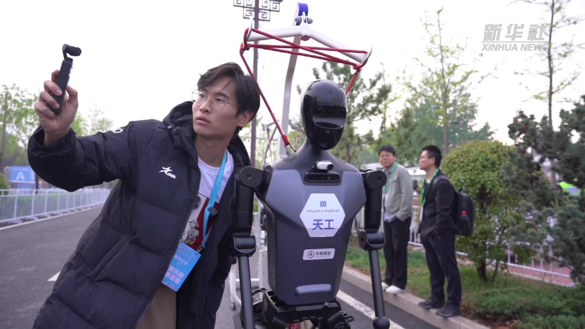 秀我中国｜机器人半马Vlog：这回我是真没跑过机器人-新华网