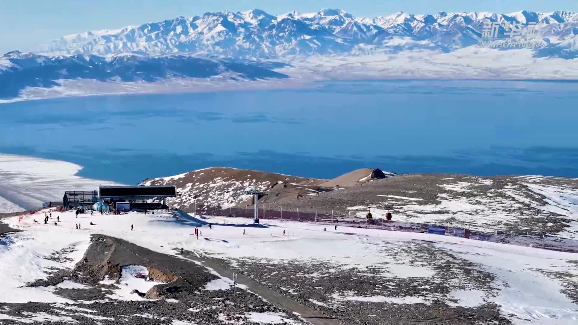 雪映湖光，用滑雪解锁赛里木湖的冬日限定-新华网